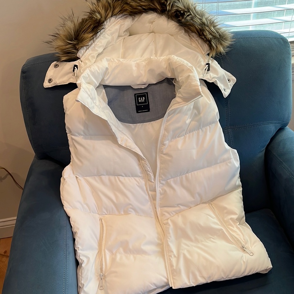 NWOT Gap women’s Puffy Vest, faux fur trimmed hood